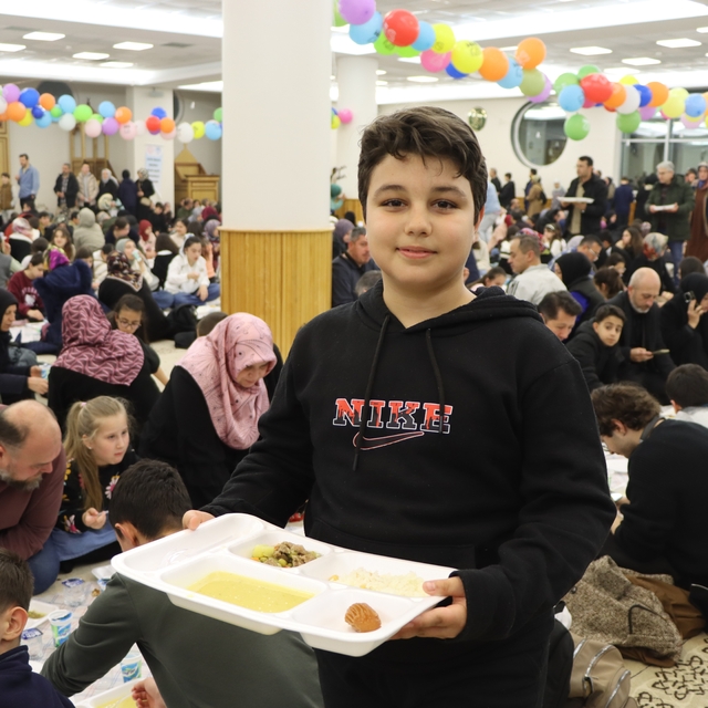 Eskişehir Fatih Sultan Mehmet İmam Hatip Ortaokulu'nda iftar sevinci