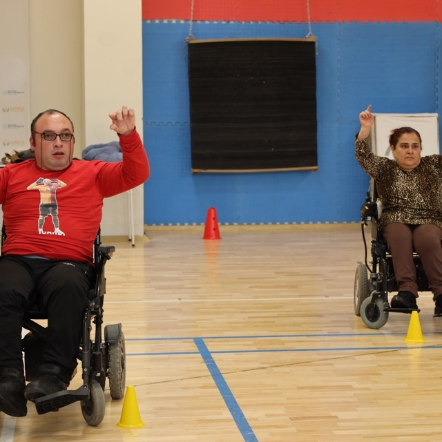 "Engellisin evlenemezsin" dediler, onlar akülü sandalyede zeybek oynuyor
Ko...