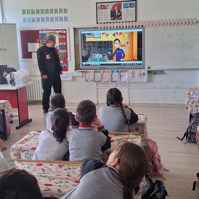 Minik öğrenciler afetlere karşı bilinçleniyor