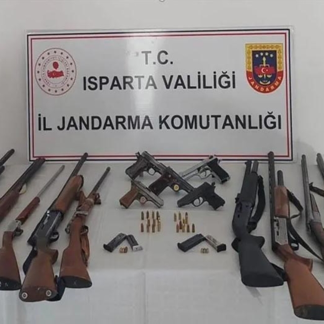 Eğirdir'de ruhsatsız silah operasyonu: 5 şüpheli gözaltına alındı