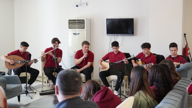 Muğla'da liseli gençlerden huzurevi sakinlerine müzik ziyafeti