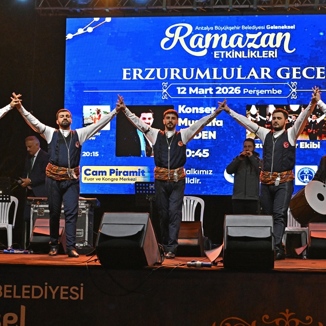 Antalya'daki Erzurumlular gecesinde türküler söylendi halaylar çekildi