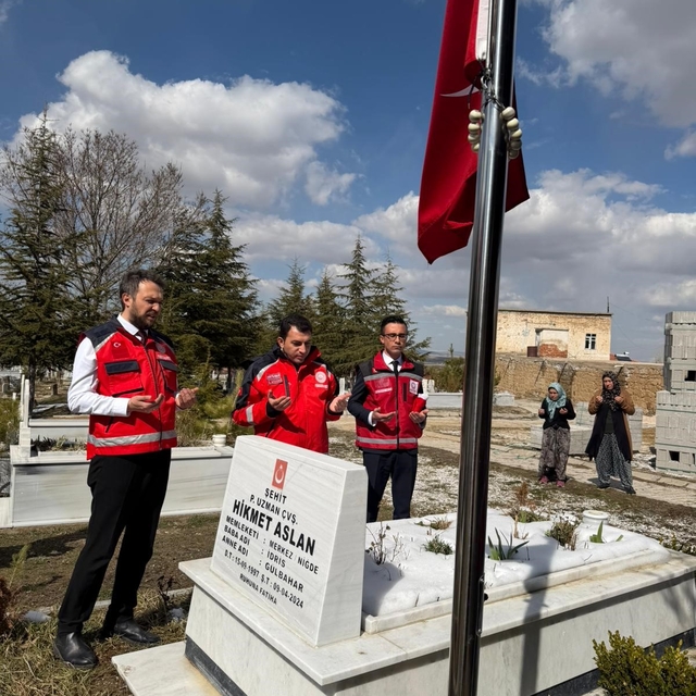 Niğde'de şehit kabirlerine anlamlı ziyaret