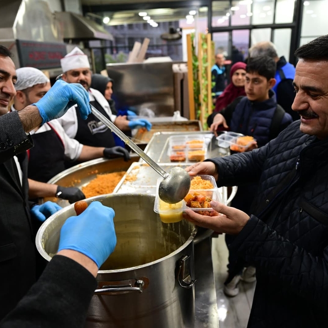 Başkan Taşkın vatandaşlarla iftar sofrasında buluştu
