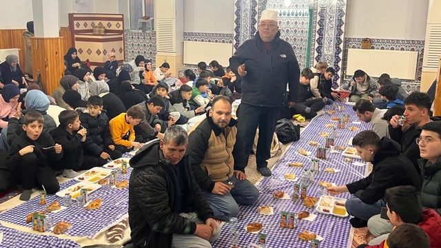 İmam Mustafa Şimşek Emet'te 15 yıldır çocuklara camide iftar veriyor