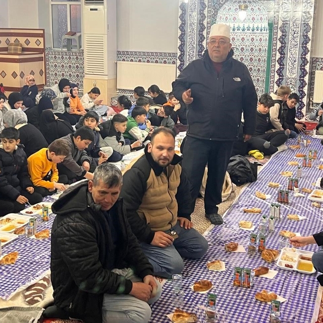 İmam Mustafa Şimşek Emet'te 15 yıldır çocuklara camide iftar veriyor