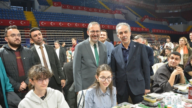 İzmir'de üniversite öğrencileri 'Kampüs İftarları' programında buluştu