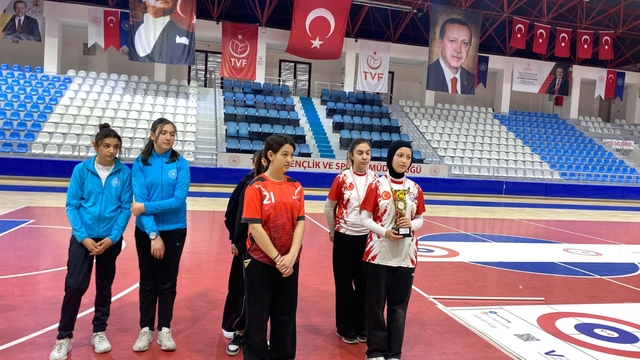 Başçiftlik Ortaokulu öğrencileri floor curlingde il birincisi oldu