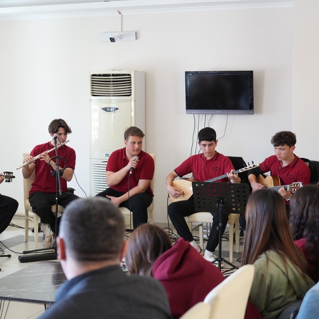 Muğla'da liseli gençlerden huzurevi sakinlerine müzik ziyafeti