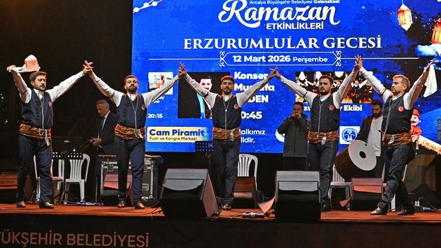 Antalya'daki Erzurumlular gecesinde türküler söylendi halaylar çekildi