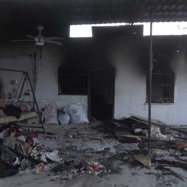 Alevlere teslim olan evde ailenin 50 yıllık hatıraları küle döndü