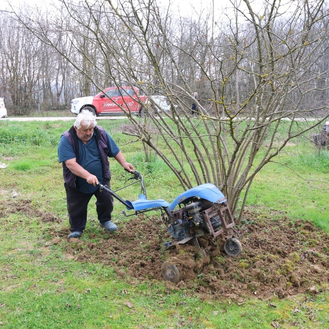 Kocaeli'de hibeli gübrelerini alan çiftçiler tarlada mesaiye başladı