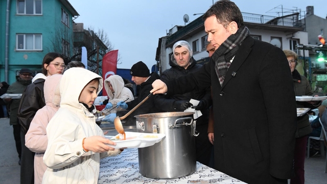Osmangazi'de gönül sofraları büyüyor
Başkan Aydın'dan Alacahırka'da birlik ve dayanışma mesajı