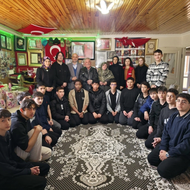 Gençler bayram öncesi şehit ailelerini ziyaret etti