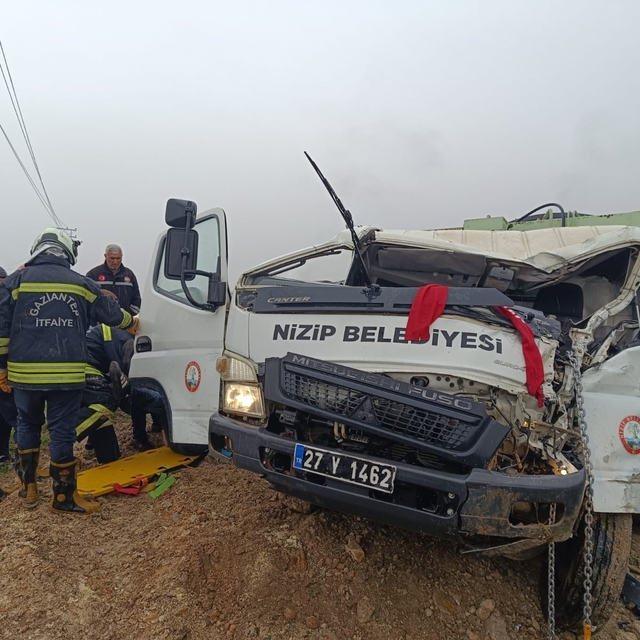 Nizip Belediyesi'ne ait araç kaza yaptı: 1 yaralı