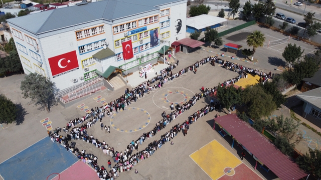 Adana'da ara tatile giren öğrenciler okul bahçesinde bayramlaştı
Adanalı öğrencilerden örnek etkinlik