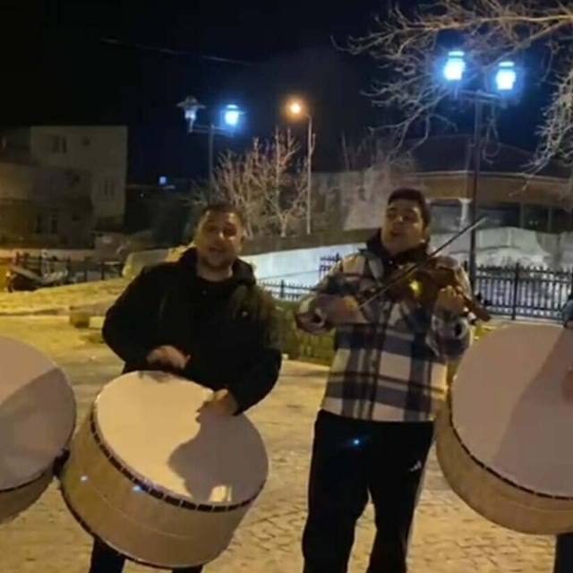 Sahura şarkı ve türkülerle kalkıyorlar