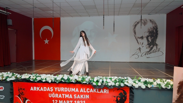 Gaziantep Kolej Vakfı Özel Okulları öğrencileri bayrak alkışı