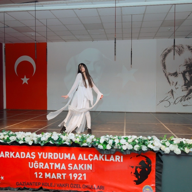 Gaziantep Kolej Vakfı Özel Okulları öğrencileri bayrak alkışı