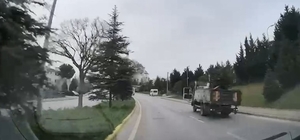 Rampada kayan kamyon refüje çıkıp devrildi