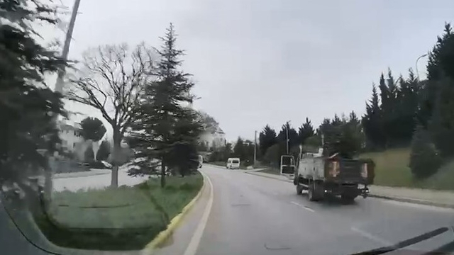 Rampada kayan kamyon refüje çıkıp devrildi