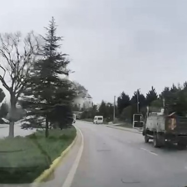 Rampada kayan kamyon refüje çıkıp devrildi