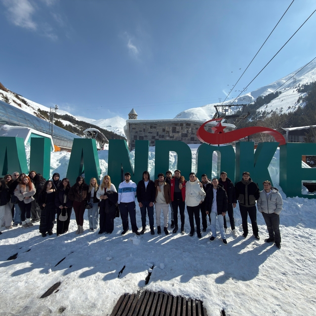 Üniversiteli gençler Erzurum'u gezdi