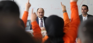 Öğrencilere kendi hikayesini anlattı