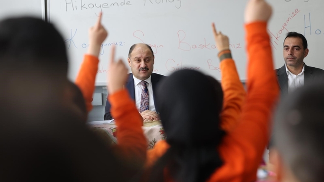 Öğrencilere kendi hikayesini anlattı