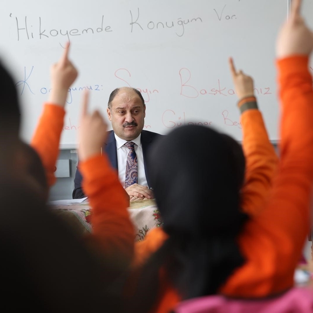 Öğrencilere kendi hikayesini anlattı