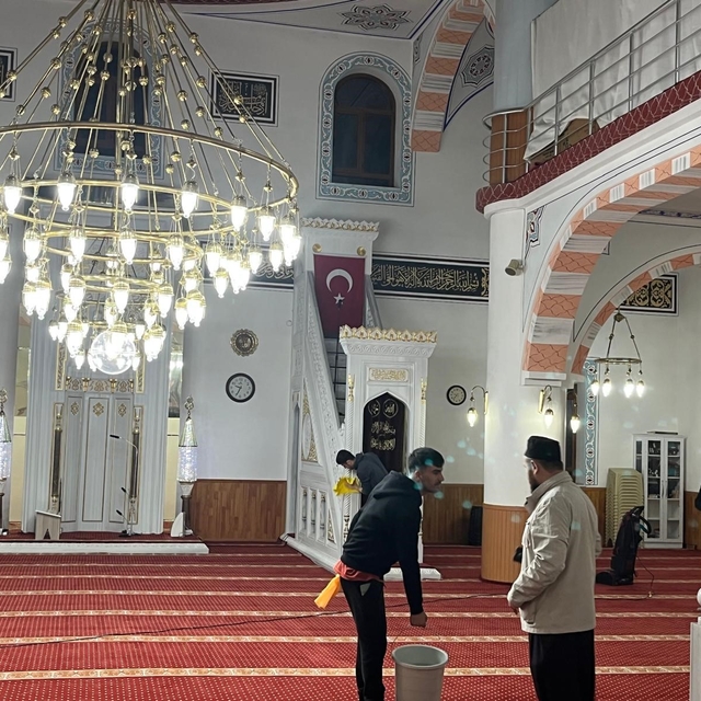 Gençler Fetih Camiini baştan aşağı temizledi