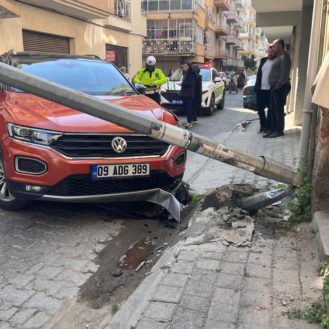 Kontrolden çıkan otomobil aydınlatma direğini devirdi