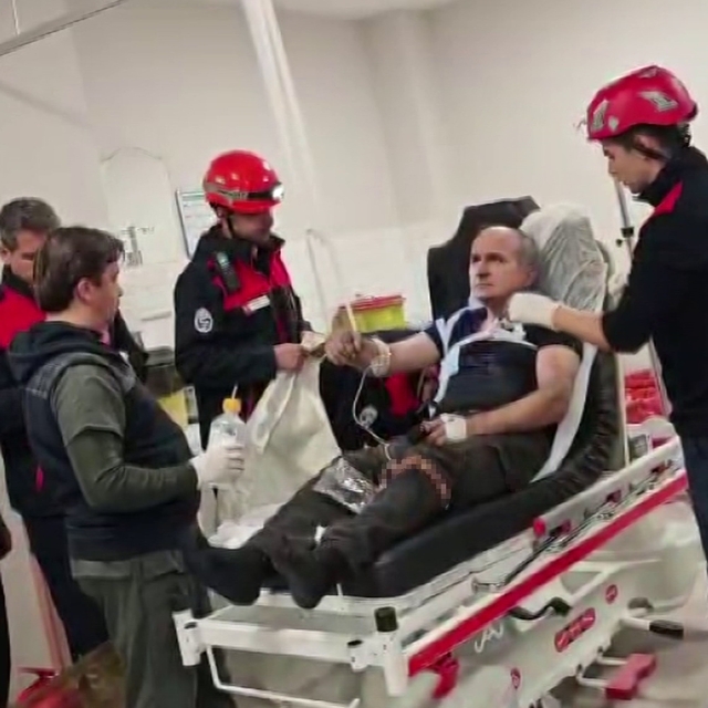 Göğüs boşluğuna demir saplanan hastanın ameliyatına itfaiye girdi