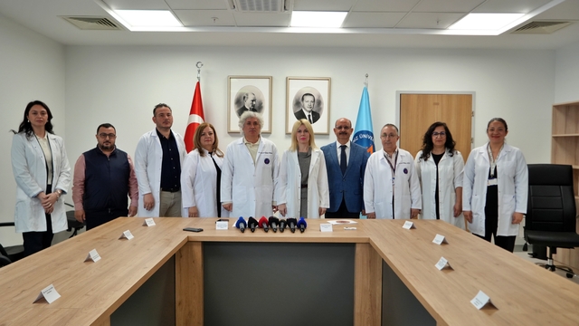 Kanser tedavisinde çığır açan CAR-T'de yerli üretim dönemi başlıyor
CAR-T hücre tedavisinin yerli üretiminin yapılabileceği Hücresel ve Gen Tedavi Merkezi, Akdeniz Üniversitesi'nde açıldı
Lösemi, lenfoma ve kemik iliği kanserlerinde dirençli vakalar için umut olması bekleniyor
AÜ Rektörü Prof. Der. Özlenen Özkan:
"Yüz binlerce dolarlık tedaviyi Türkiye'de yerli ve milli olarak uygulayacağız. Akdeniz Üniversitesi ve Türkiye için çok önemli bir an, tarihli bir gün olduğunu düşünüyorum"
Prof. Dr. Tuncer Karpuzoğlu Organ Nakli ve İleri Sağlık Araştırmaları Enstitüsü Müdürü Prof. Dr. Ömer Özkan:
"1 Nisan itibariyle validasyon ve ruhsatlandırmanın tamamlanmasını, 15 Nisan'da ilk tedaviyi planlıyoruz"
"Vücudun savaşan hücreleri laboratuvarda güçlendirilip yeniden hastaya verilecek"