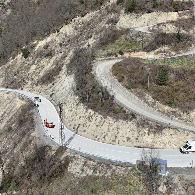 Kırsalda yol güvenliği artırılıyor: 3 bin metrelik otokorkuluk uygulaması