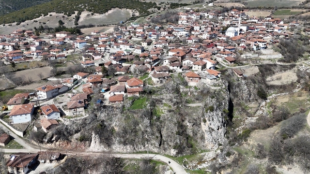 Tokat'ta 5,6 büyüklüğündeki depremin merkezi Pınarbeyli havadan görüntülendi
