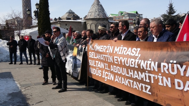 Erzurum Sivil Toplum Platformu üyeleri, Kudüs ve Aksa'nın özgürlüğü için yürüdü
ESTP Başkanı Abdulkerim Kavaz: "57 İslam ülkesi, 1,8 milyar Müslüman nüfus, Gazze'de çocukların canını kurtaracak ortak bir irade ortaya koyamıyorsa, bu bir güçsüzlük değil, bu bir dağınıklıktır"