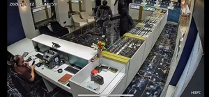 Kuyumcu, soygunu çay kazanını fırlatarak önlemeye çalıştı