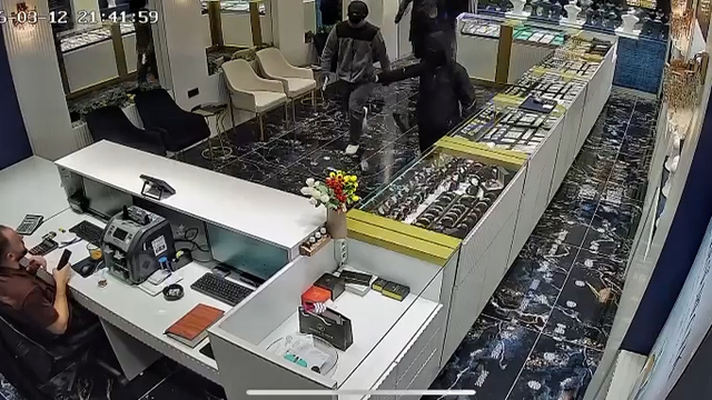 Kuyumcu, soygunu çay kazanını fırlatarak önlemeye çalıştı