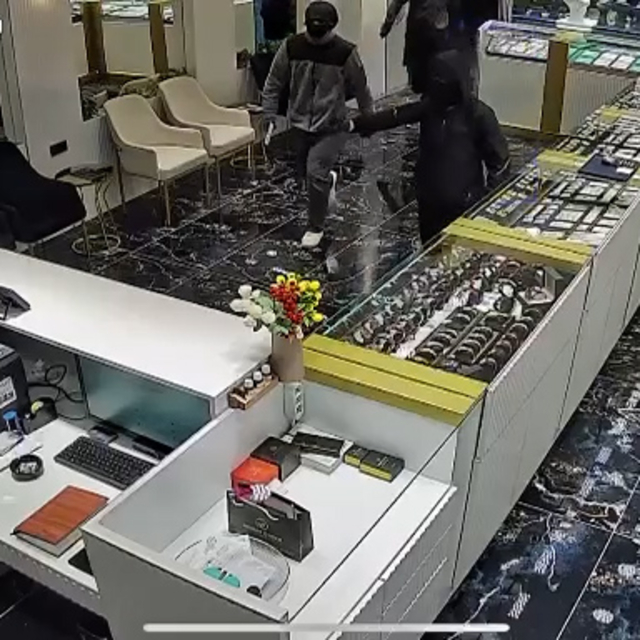 Kuyumcu, soygunu çay kazanını fırlatarak önlemeye çalıştı