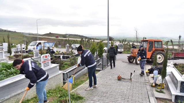 Altıeylül'de bayram öncesi mezarlıklarda yoğun mesai