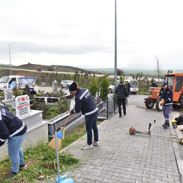 Altıeylül'de bayram öncesi mezarlıklarda yoğun mesai