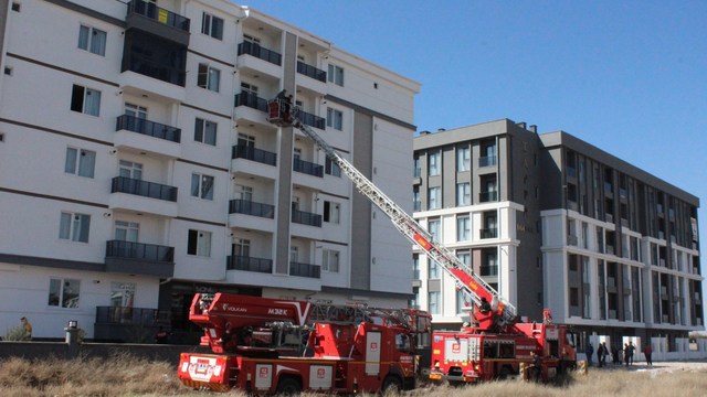 Aksaray'da apartmanda yangın; 10 kişi dumandan etkilendi