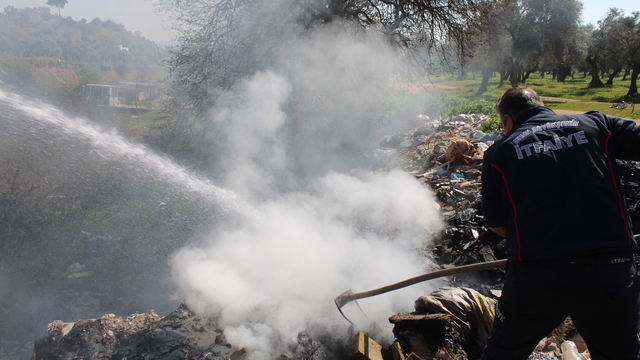 Çöplük alanda çıkan yangın ekipleri harekete geçirdi