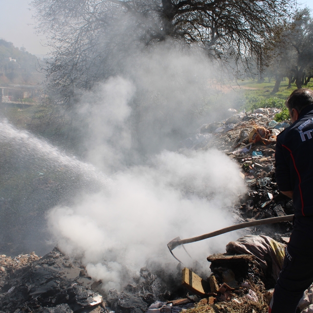 Çöplük alanda çıkan yangın ekipleri harekete geçirdi