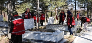 Bayram öncesinde şehitlik temizlendi