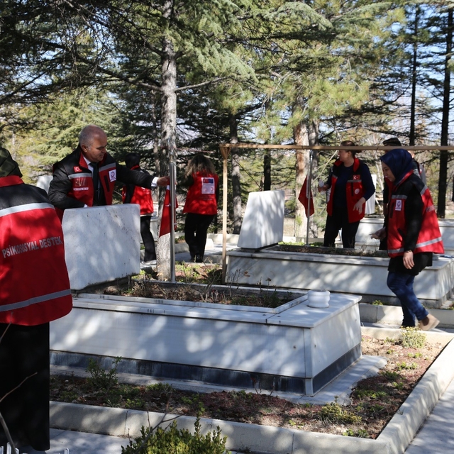 Bayram öncesinde şehitlik temizlendi