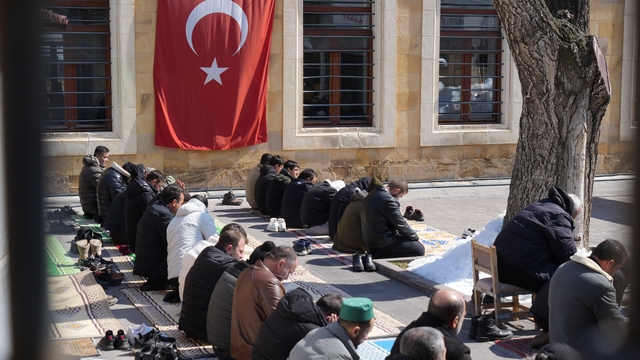 Ramazan'ın son cuma namazında yoğunluk: Bayburt'ta camilere sığmayan cemaat avluda saf tuttu
