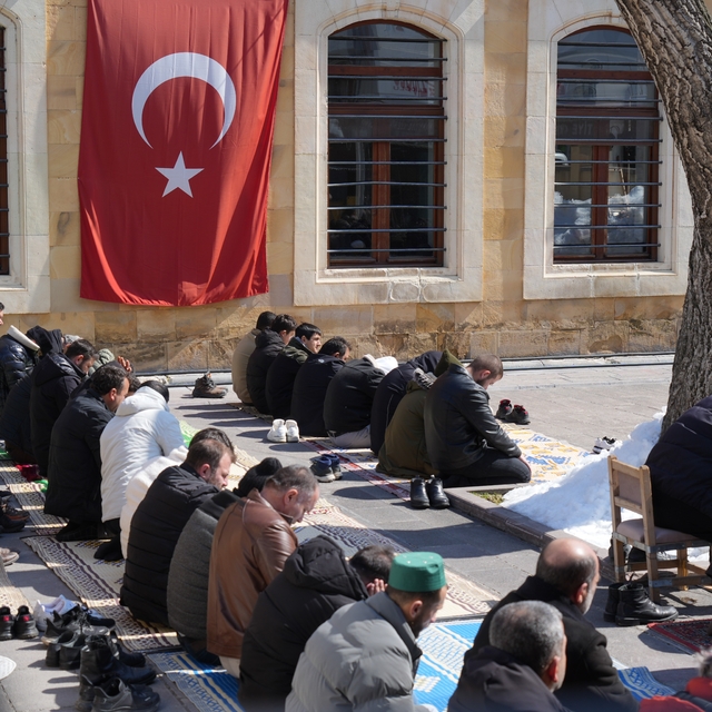 Ramazan'ın son cuma namazında yoğunluk: Bayburt'ta camilere sığmayan cemaat...