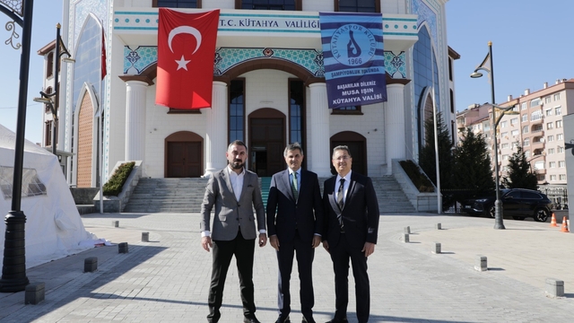 Kütahyaspor'un "43 bin bayrak" projesine ilk destek Vali Işın'dan
3. Lig'de şampiyonluk mücadelesi veren Kütahyaspor yönetimi, taraftarlara destek çağrısında bulundu